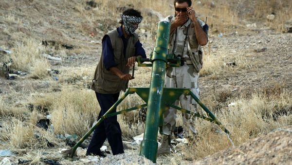 Rebel fighters prepare to launch homemade mortar rounds at Syrian army forces on in the northern Syrian city of Raqqa. - Sputnik International