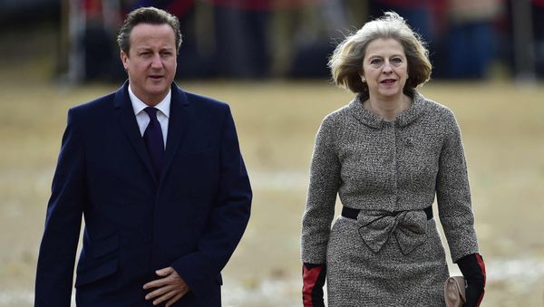 Former Britain's Prime Minister David Cameron (L) and current British Prime Minister Theresa May (R) - Sputnik International