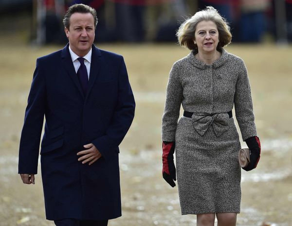 Former Britain's Prime Minister David Cameron (L) and current British Prime Minister Theresa May (R)  - Sputnik International