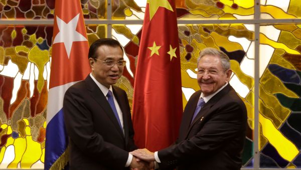 Chinese Premier Li Keqiang (L) is received by Cuban President Raul Castro (R) at the Palace of the Revolution in Havana Chinese Premier Li Keqiang (L) is received by Cuban President Raul Castro (R) at the Palace of the Revolution in Havana - Sputnik International