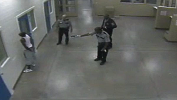 VIDEO – Georgia Cops Tase Complaint Black Man from Behind - Sputnik International