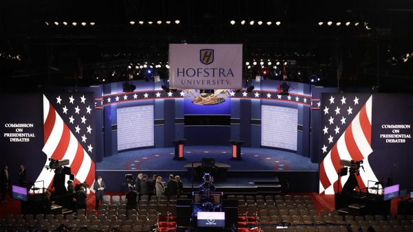 People wait in the hall for the presidential debate between Democratic presidential candidate Hillary Clinton and Republican presidential candidate Donald Trump - Sputnik International