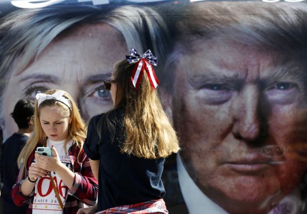People pause near a bus adorned with large photos of candidates Hillary Clinton and Donald Trump before the presidential debate. People pause near a bus adorned with large photos of candidates Hillary Clinton and Donald Trump before the presidential debate. - Sputnik International