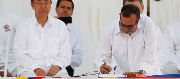 Marxist rebel leader Rodrigo Londono (R), better known by the nom de guerre Timochenko, signs an accord ending a half-century war that killed a quarter of a million people next to United Nations Secretary-General Ban Ki-moon (L), Mexican President Enrique Pena Nieto (2nd L) and Colombian President Juan Manuel Santos (partially obscured) in Cartagena, Colombia September 26, 2016. - Sputnik International