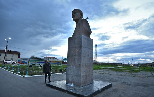 A monument to Lenin in the central square of South-Kurilsk on Kunashir Island A monument to Lenin in the central square of South-Kurilsk on Kunashir Island - Sputnik International