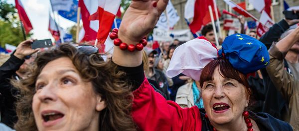 People attend the anti-government demonstration of the Committee for the Defence of Democracy movement (KOD) in Warsaw, Poland on September 24, 2016. - Sputnik International