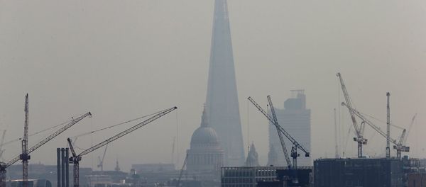 Smog surrounds The Shard and St Paul's Cathedral in London, Britain, April 3, 2014. - Sputnik International