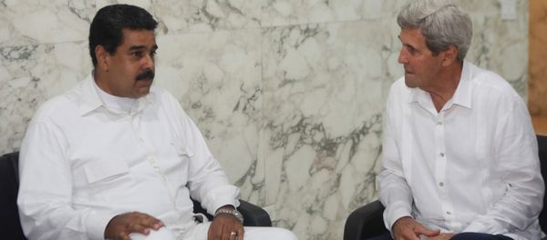 Venezuela's President Nicolas Maduro (L) and U.S. Secretary of State John Kerry talk during their meeting in Cartagena, Colombia September 26, 2016 - Sputnik International