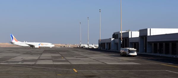 A plane sits on the tarmac at the Hurghada International Airport in Egypt's Red Sea resort - Sputnik International