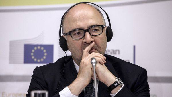 European Commissioner for Economic and Financial Affairs Pierre Moscovici listens to Greece's Finance Minister Euclid Tsakalotos (Unseen) during joint statements to the press at the EU representation office in Athens on July 18, 2016. - Sputnik International