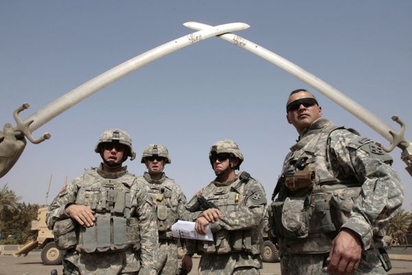 US soldiers stand near the landmark Hands of Victory, built by executed Iraqi president Saddam Hussein to commemorate Iraq's victory in the Iran-Iraq war, inside Baghdad's Green Zone as they prepare to go on a mission on July 5, 2008 - Sputnik International