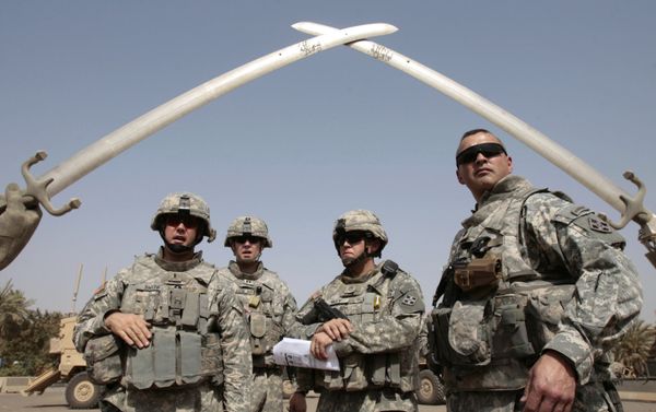 US soldiers stand near the landmark Hands of Victory, built by executed Iraqi president Saddam Hussein to commemorate Iraq's victory in the Iran-Iraq war, inside Baghdad's Green Zone as they prepare to go on a mission on July 5, 2008 - Sputnik International