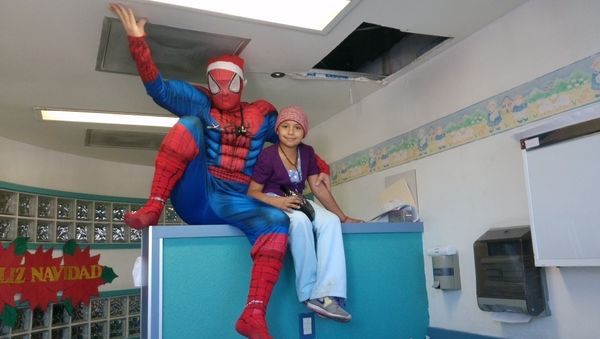 Atiende a niños con leucemia disfrazado de Batman, Chapulín Colorado, Iron Man y otros personajes. - Sputnik International