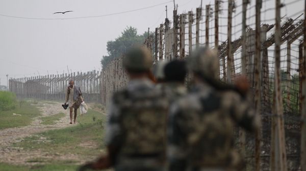 Indian Border Security Force soldiers patrol the India-Pakistan border area at Ranbir Singh Pura, about 35 kilometers (22 miles) from Jammu, India, Saturday, Sept. 24, 2016 Indian Border Security Force soldiers patrol the India-Pakistan border area at Ranbir Singh Pura, about 35 kilometers (22 miles) from Jammu, India, Saturday, Sept. 24, 2016 - Sputnik International