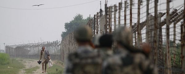 Indian Border Security Force soldiers patrol the India-Pakistan border area at Ranbir Singh Pura, about 35 kilometers (22 miles) from Jammu, India, Saturday, Sept. 24, 2016 Indian Border Security Force soldiers patrol the India-Pakistan border area at Ranbir Singh Pura, about 35 kilometers (22 miles) from Jammu, India, Saturday, Sept. 24, 2016 - Sputnik International