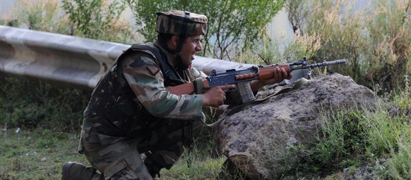 An Indian army soldier takes up a position near the site of a gunbattle between Indian army soldiers and rebels inside an army brigade headquarters near the border with Pakistan, known as the Line of Control (LoC), in Uri on September 18, 2016 - Sputnik International