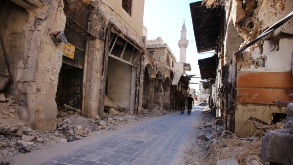 Syrian government soldiers walk in the damaged al-Farafira souk in the government-held side of Aleppo's historic city centre on September 16, 2016 - Sputnik International