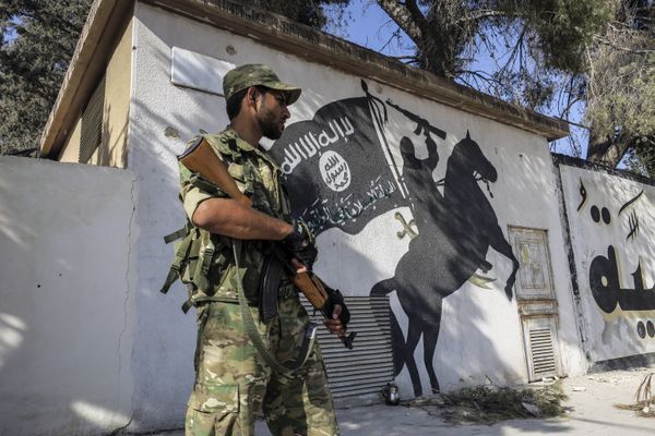 A Free Syrian Army fighter stands in front of a painting left by IS militants in Jarablus, Syria (File) A Free Syrian Army fighter stands in front of a painting left by IS militants in Jarablus, Syria (File) - Sputnik International