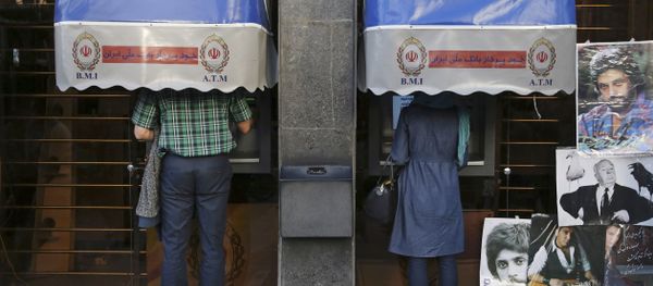 Iranians use ATM machines of Bank Melli Iran in downtown Tehran, Iran (File) - Sputnik International