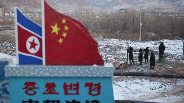 North Korean and Chinese national flags (File) - Sputnik International