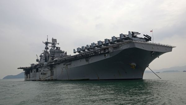 The U.S. destroyer USS Bonhomme Richard is anchored during its port call in the Hong Kong - Sputnik International