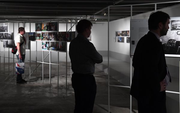 Visitors at the exhibition by winners of the Andrei Stenin International Press Photo Contest - Sputnik International