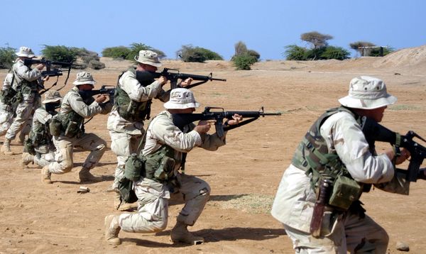 Marines with Company A, Command Logistics Element, Marine Central Command, practice their speed and accuracy with M16-A2 service rifles during a Presentation of Weapons exercise March 24 - Sputnik International