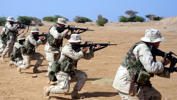 Marines with Company A, Command Logistics Element, Marine Central Command, practice their speed and accuracy with M16-A2 service rifles during a Presentation of Weapons exercise March 24 - Sputnik International