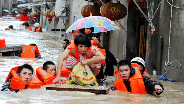 Rescuers evacuate residents through floodwaters brought by typhoon Megi in Ningde, eastern China's Fujian province on September 28, 2016 Rescuers evacuate residents through floodwaters brought by typhoon Megi in Ningde, eastern China's Fujian province on September 28, 2016 - Sputnik International
