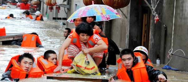 Rescuers evacuate residents through floodwaters brought by typhoon Megi in Ningde, eastern China's Fujian province on September 28, 2016 Rescuers evacuate residents through floodwaters brought by typhoon Megi in Ningde, eastern China's Fujian province on September 28, 2016 - Sputnik International