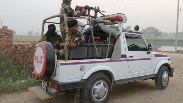 Indian Border Security Force (BSF) personnel patrol at the India-Pakistan border village Daoke, about 40 kms from Amritsar on September 30, 2016 - Sputnik International