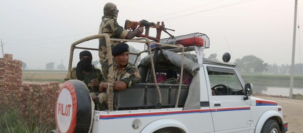 Indian Border Security Force (BSF) personnel patrol at the India-Pakistan border village Daoke, about 40 kms from Amritsar on September 30, 2016 - Sputnik International