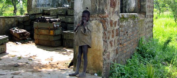 A Sudanese child is pictured  in front of a partially-destroyed house used to store ammunitions in Yei, south Sudan, where the Sudan People's Liberation Army has its headquarters (File) - Sputnik International