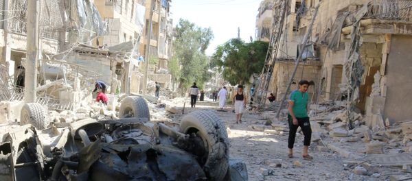People inspect the damage at a site hit overnight by an air strike in the rebel-held area of Seif al-Dawla neighbourhood of Aleppo, Syria, September 30, 2016 - Sputnik International
