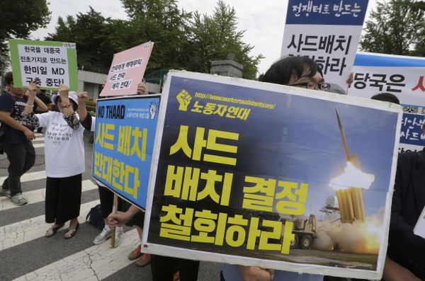 Protesters stage a rally to denounce deploying the Terminal High-Altitude Area Defense (THAAD) in front of the Defense Ministry in Seoul, South Korea, Wednesday, July 13, 2016 - Sputnik International