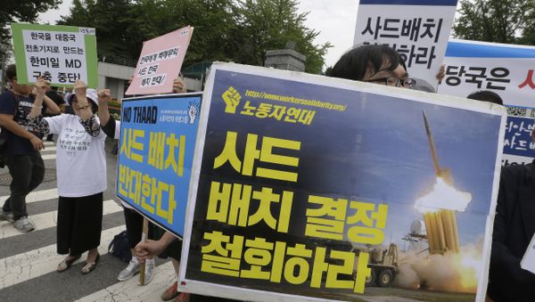 Protesters stage a rally to denounce deploying the Terminal High-Altitude Area Defense (THAAD) in front of the Defense Ministry in Seoul, South Korea, Wednesday, July 13, 2016 - Sputnik International