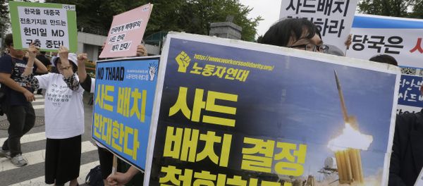 Protesters stage a rally to denounce deploying the Terminal High-Altitude Area Defense (THAAD) in front of the Defense Ministry in Seoul, South Korea, Wednesday, July 13, 2016 - Sputnik International