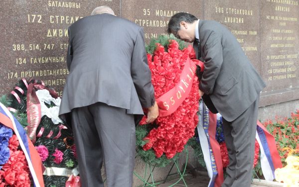 Mitsuhiro Kimura lays flowers at the Sevastopol Heroes Memorial. - Sputnik International