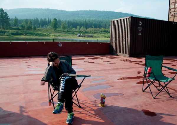 Nik reading on the barge - Sputnik International