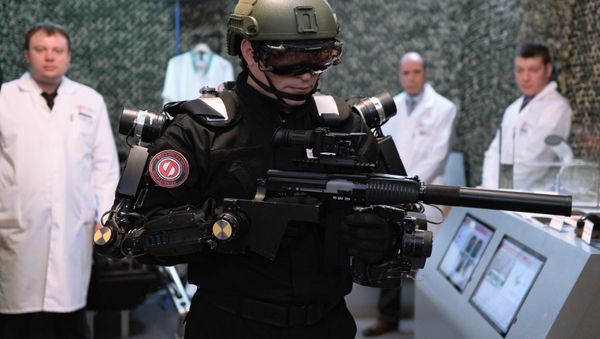 The Advanced Research Fund's employee demonstrating an exoskeleton at the Federation Council in Moscow - Sputnik International