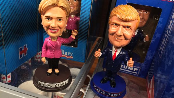 Bobblehead dolls depicting Democratic presidential nominee Hillary Clinton and her Republican counterpart Donald Trump are seen Septmber 29, 2016 at Ronald Reagan National Airport in Arlington, Virginia - Sputnik International