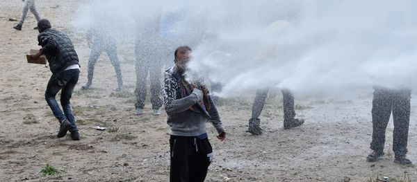French police use water canons against participants during a march in support of migrants and refugees in the so-called 'Jungle' camp in the French northern port city of Calais on October 1, 2016. - Sputnik International