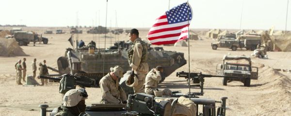 American marines of the USMC (US Marine Corps) put a flag on a antenna of a HMMWI (Hight Mobility Multi Wheeled Vehicles) in the north of the desert Kuwait near the Iraqi border 15 March 2003 - Sputnik International