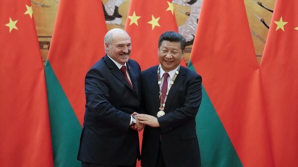 Chinese President Xi Jinping (R) shakes hands with Belarus' President Alexander Lukashenko after being awarding the Belarus peace and friendship medal at the Great Hall of the People in Beijing on September 29, 2016 Chinese President Xi Jinping (R) shakes hands with Belarus' President Alexander Lukashenko after being awarding the Belarus peace and friendship medal at the Great Hall of the People in Beijing on September 29, 2016 - Sputnik International