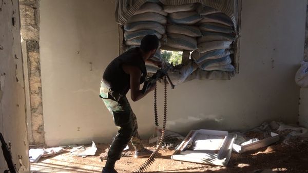 A Syrian army soldier during an assault on Jabhat al-Nusra fighters in Aleepos eastern district of Suleiman al-Halabi - Sputnik International