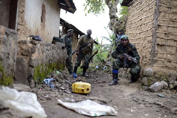 Congolese army soldiers take cover during an assault on rebel-held Jomba, as they advance toward Bunagana, eastern Congo (File) - Sputnik International
