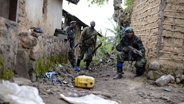 Congolese army soldiers take cover during an assault on rebel-held Jomba, as they advance toward Bunagana, eastern Congo (File) - Sputnik International