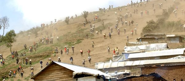 People carry bags of cassiterite (tin ore), coltan, which is used in mobile telephones and computers, and manganese down a hill from the Mudere mine, near Rubaya, some 9 kms from the eastern Democratic Republic of Congo city of Goma (File) People carry bags of cassiterite (tin ore), coltan, which is used in mobile telephones and computers, and manganese down a hill from the Mudere mine, near Rubaya, some 9 kms from the eastern Democratic Republic of Congo city of Goma (File) - Sputnik International