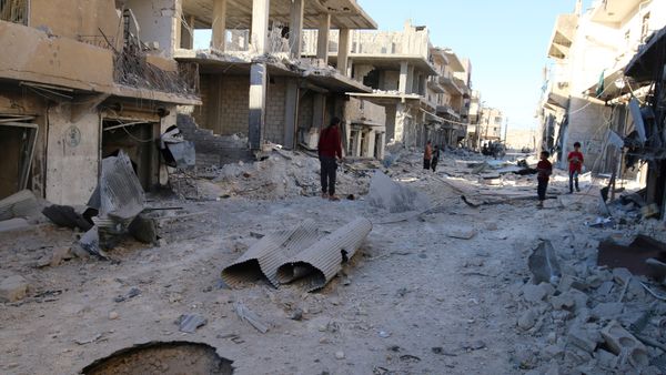 People inspect a damaged site after airstrikes on the rebel held Sheikh Fares neighbourhood of Aleppo, Syria October 1, 2016 - Sputnik International