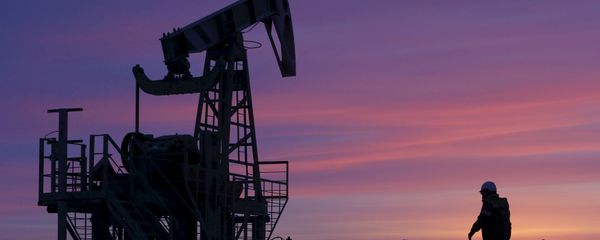A worker at an oil field owned by Bashneft, Bashkortostan, Russia - Sputnik International
